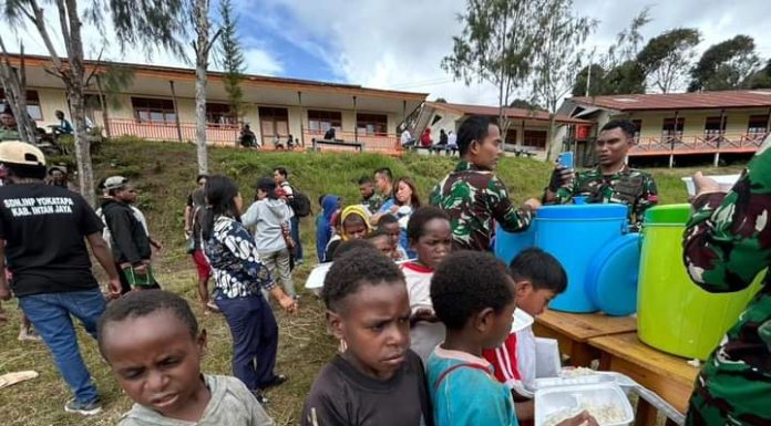 Anak-anak Senang santap Makan siang bergizi ala Satgas Yonif 509 Kostrad